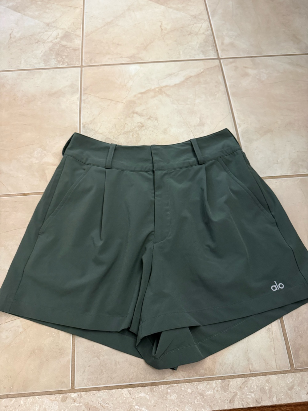 ALO Yoga short in Cactus Green Size 4 EUC